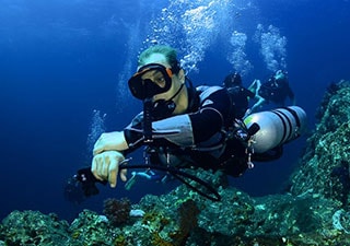 sidemount-diver.jpg